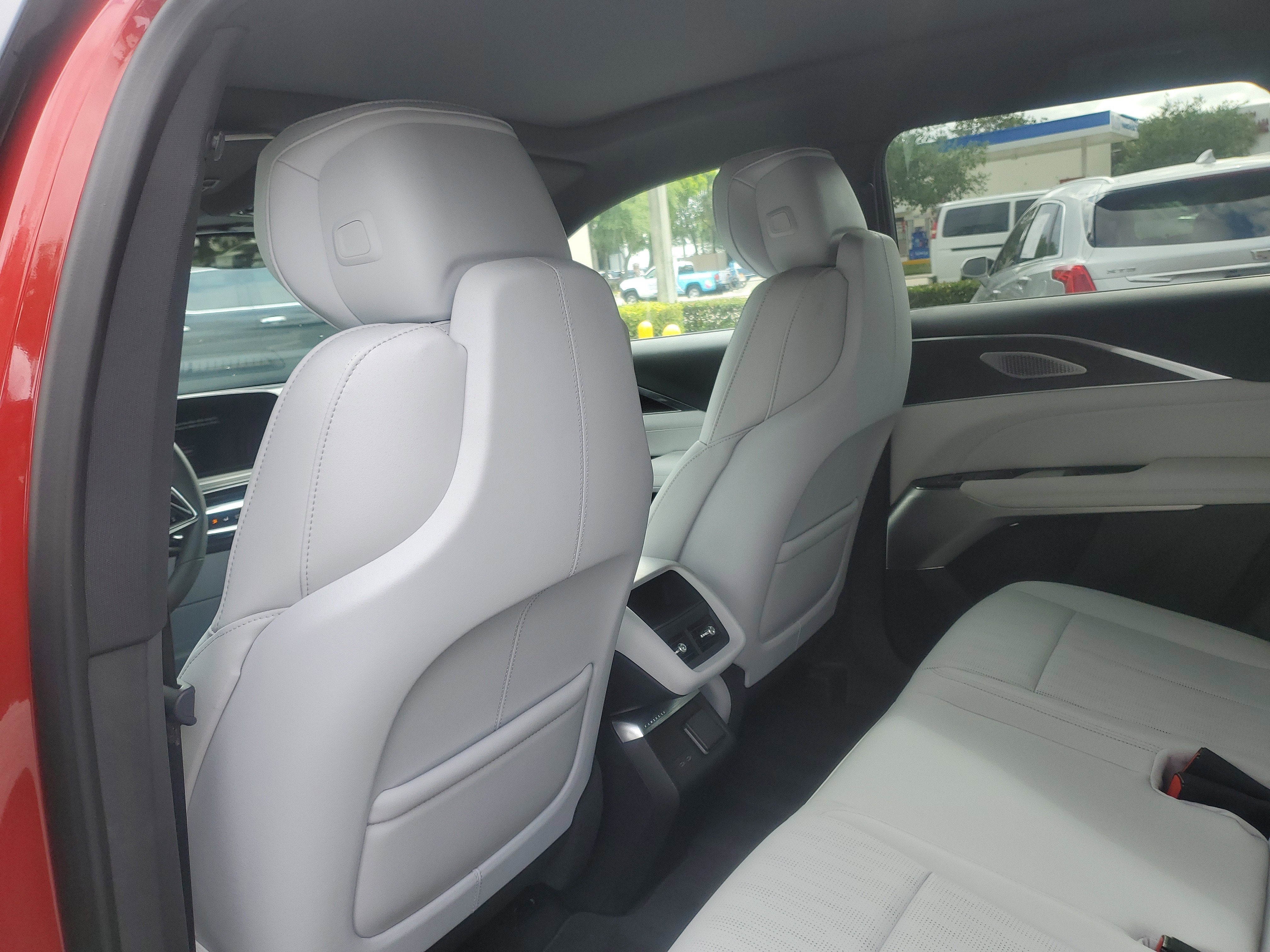 2024 Cadillac LYRIQ Luxury 2