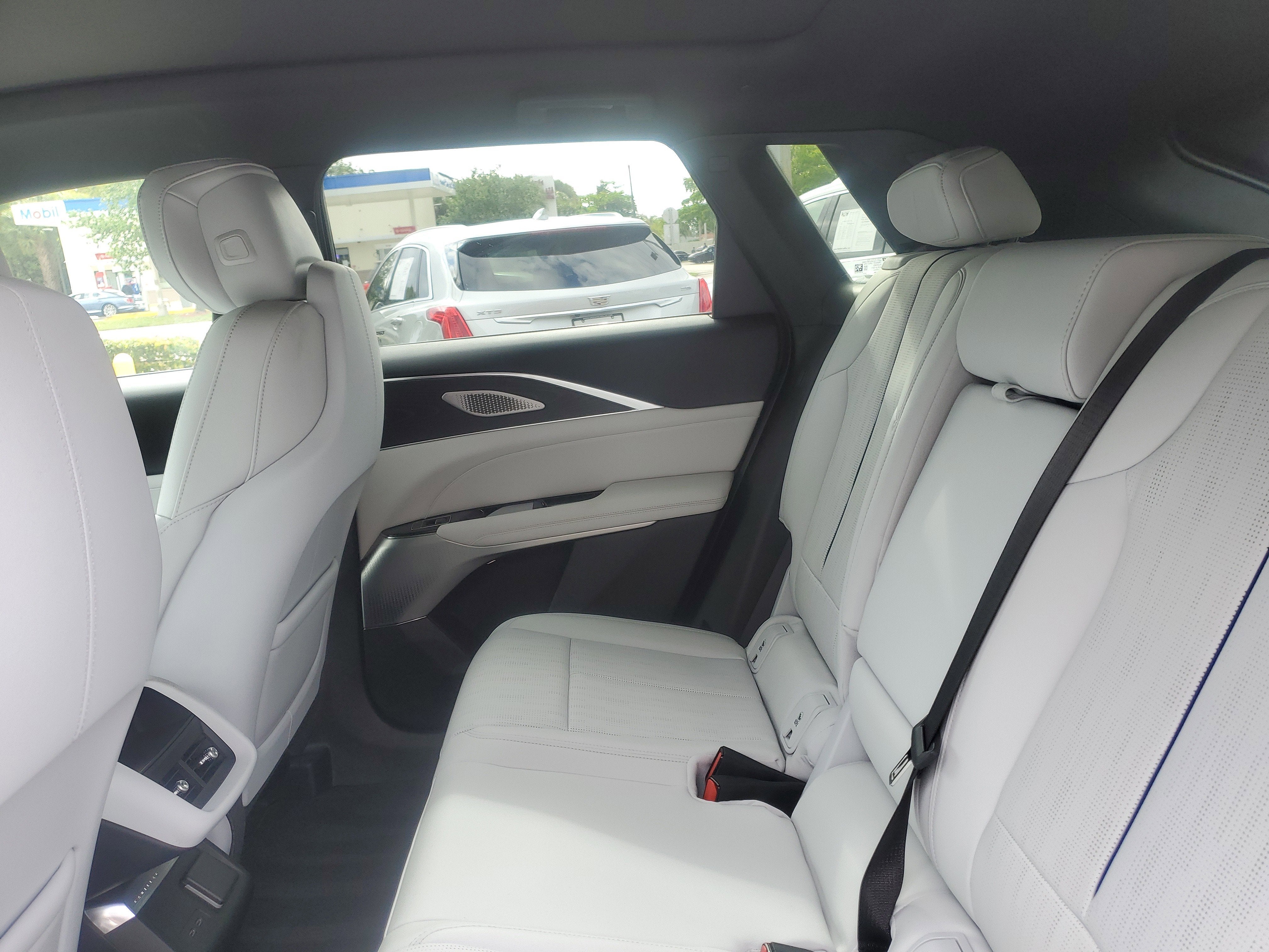 2024 Cadillac LYRIQ Luxury 2